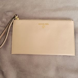 NWT Michael Kors Soft Pink Jet Set Charm Clutch Wristlet